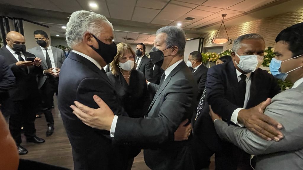 Presidente PRD, Miguel Vargas, asiste a honras fúnebres de la madre de Leonel Fernández