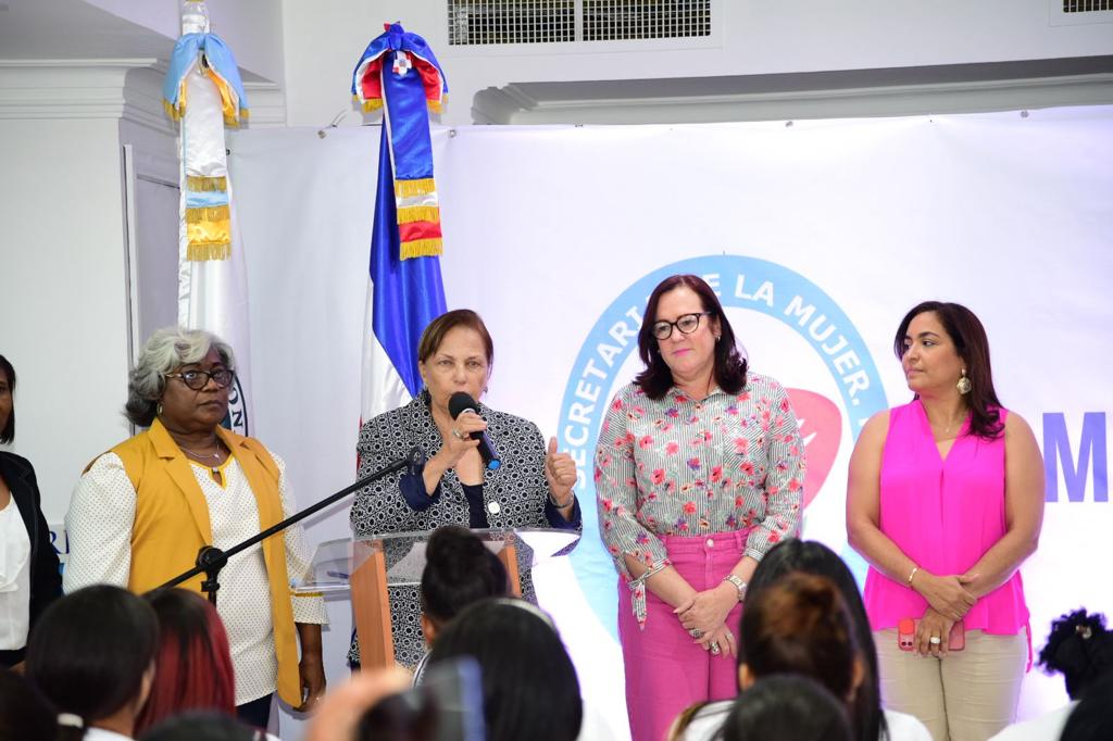 Peggy Cabral encabeza instalación Mesa de Mujeres Jóvenes de Fedomusde