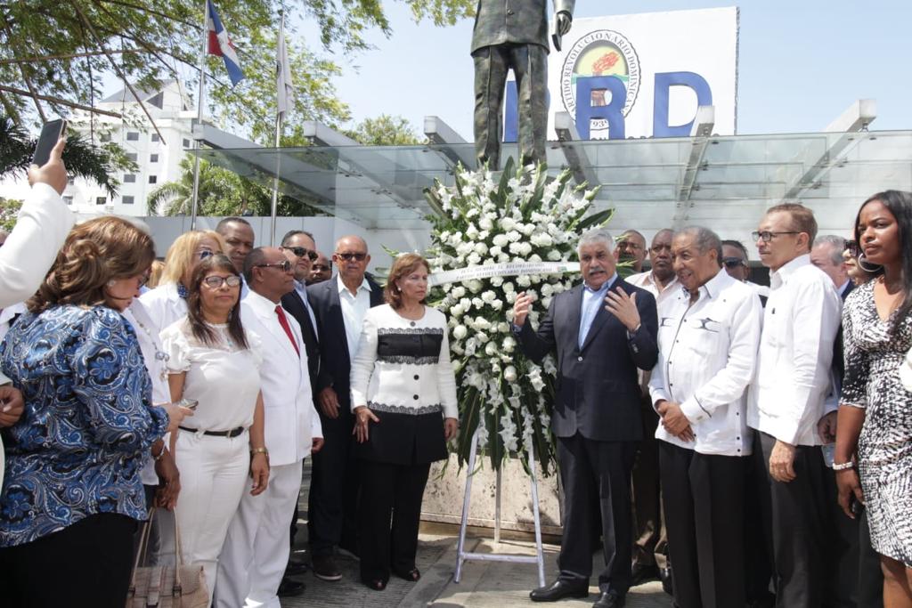 Miguel Vargas encabeza ofrenda floral en el PRD por el natalicio de Peña Gómez