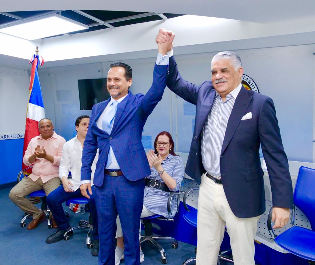 Miguel Vargas juramenta al senador Iván Silva en el PRD