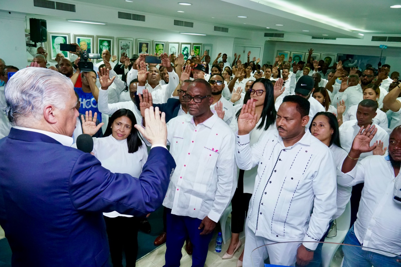 Miguel Vargas destaca retorno al PRD de cientos de dirigentes de Los Alcarrizos